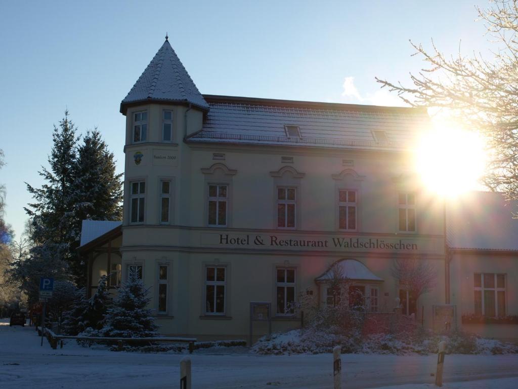 Hotel & Restaurant Waldschloesschen Kyritz Extérieur photo