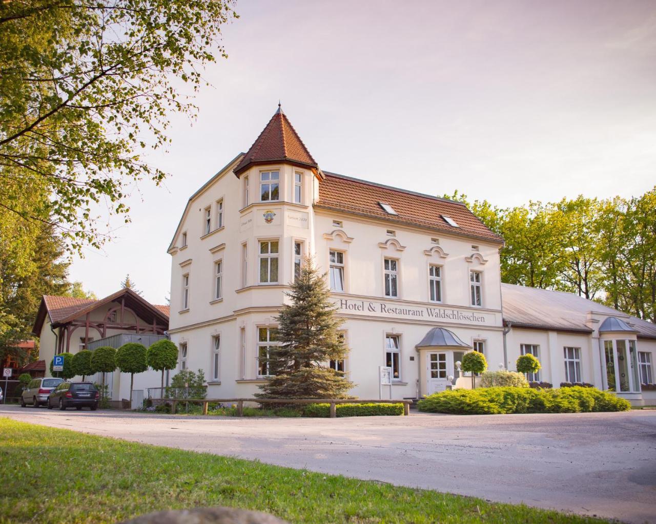 Hotel & Restaurant Waldschloesschen Kyritz Extérieur photo
